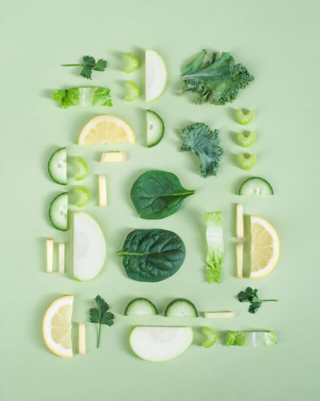 Jugo de vegetales - mujer zumos vegetales verdes en licuadora o